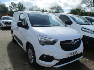 2022 Vauxhall Combo 1.5 Turbo D 2300 Sportive in White — image 2