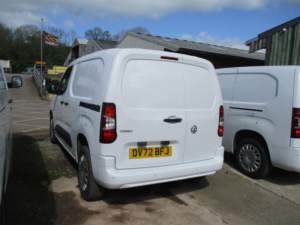 2022 Vauxhall Combo 1.5 Turbo D 2300 Sportive in White — image 3