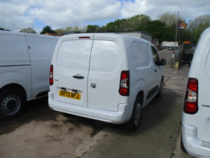 2022 Vauxhall Combo 1.5 Turbo D 2300 Sportive in White — image 4