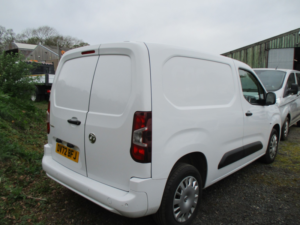 2022 Vauxhall Combo 1.5 Turbo D 2300 Sportive in White — image 6