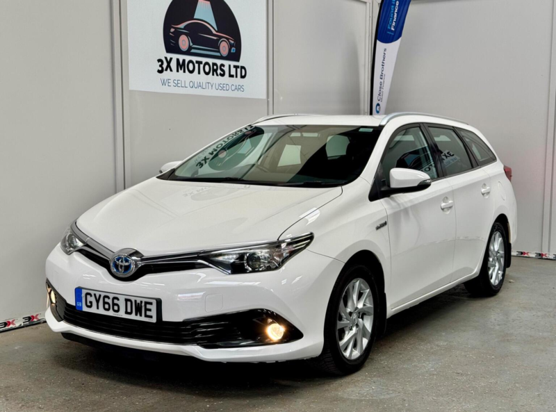 2016 Toyota Auris 1.8 Vvt-H Business Edition Touring Sports CVT Euro 6 (s/s) 5dr in White — image 1