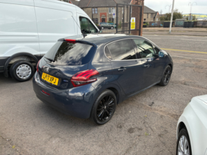 2017 Peugeot 208 1.2 Puretech Allure Premium Hatchback 5dr Petrol Manual Euro 6 (82 Ps) in Grey — image 3