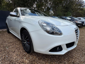 2013 Alfa Romeo Giulietta 2.0 Jtdm-2 Sportiva Euro 5 (s/s) 5dr in White — image 5