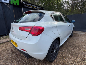 2013 Alfa Romeo Giulietta 2.0 Jtdm-2 Sportiva Euro 5 (s/s) 5dr in White — image 6