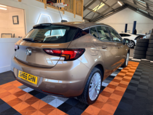 2016 Vauxhall Astra 1.6 Cdti Blueinjection Elite Hatchback 5dr Diesel Manual Euro 6 (s/s) (136 Ps) in Bronze — image 5