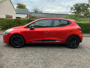 2013 Renault Clio 1.2 16v Dynamique Medianav Hatchback 5dr Petrol Manual Euro 5 (75 Ps) in Red — image 4