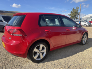 2015 Volkswagen Golf 1.4 Tsi Bluemotion Tech Match in Red — image 3