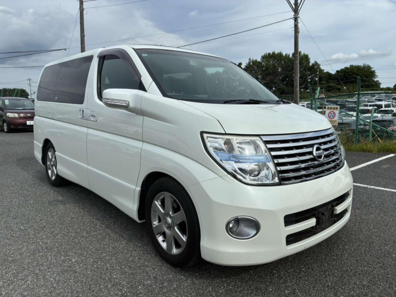 2005 Nissan Elgrand 2.5 Highway Star 5dr 8 Seats in White — image 1