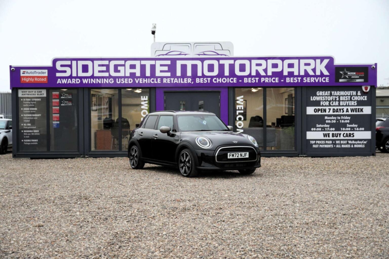 2022 MINI Hatch 1.5 Cooper Exclusive Steptronic Euro 6 (s/s) 5dr in Black — image 1