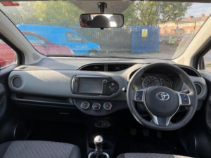 2014 Toyota Yaris 1.33 Dual Vvt-I Icon Euro 5 5dr Euro 5 in Black — image 6