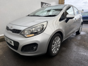 2013 Kia Rio 1.25 2 Hatchback 5dr Petrol Manual Euro 5 (84 Bhp) in Multicolour — image 2