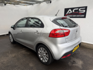 2013 Kia Rio 1.25 2 Hatchback 5dr Petrol Manual Euro 5 (84 Bhp) in Multicolour — image 3
