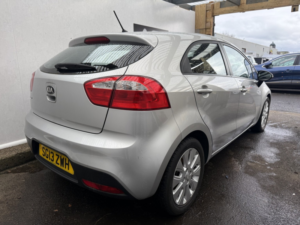2013 Kia Rio 1.25 2 Hatchback 5dr Petrol Manual Euro 5 (84 Bhp) in Multicolour — image 4
