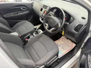2013 Kia Rio 1.25 2 Hatchback 5dr Petrol Manual Euro 5 (84 Bhp) in Multicolour — image 5