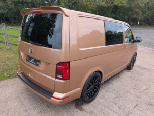 2020 Volkswagen Transporter 2.0 Tdi T30 Highline 150bhp Factory Combi-Van in Bronze — image 3
