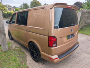 2020 Volkswagen Transporter 2.0 Tdi T30 Highline 150bhp Factory Combi-Van in Bronze — image 4