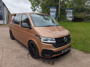 2020 Volkswagen Transporter 2.0 Tdi T30 Highline 150bhp Factory Combi-Van in Bronze — image 6