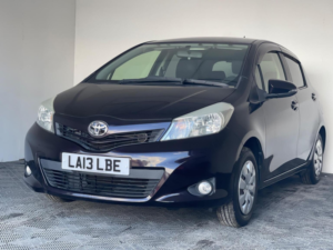 2013 Toyota Yaris 1.33 Dual Vvt-I Tr Multidrive S Euro 5 5dr in Purple — image 3