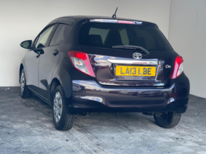 2013 Toyota Yaris 1.33 Dual Vvt-I Tr Multidrive S Euro 5 5dr in Purple — image 4