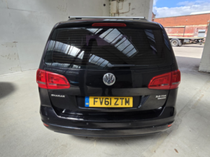 2011 Volkswagen Sharan 2.0 Tdi Bluemotion Tech Se in Black — image 5