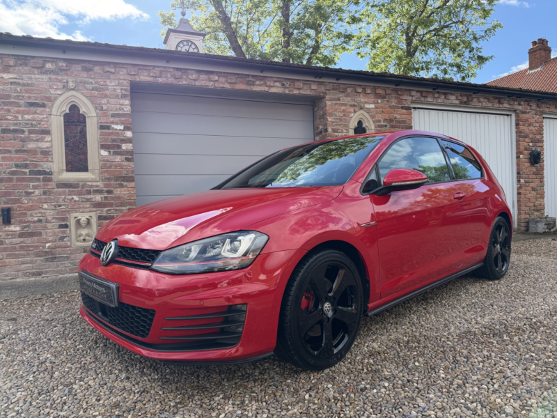 2014 Volkswagen Golf 2.0 Tsi Bluemotion Tech Gti in Red — image 1