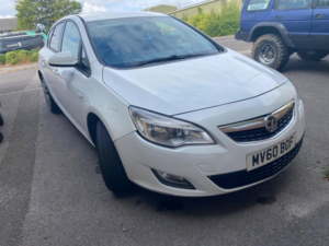 2011 Vauxhall Astra 1.4 16v Exclusiv Euro 5 5dr in White — image 2