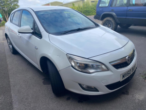 2011 Vauxhall Astra 1.4 16v Exclusiv Euro 5 5dr in White — image 5