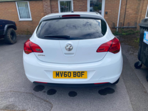 2011 Vauxhall Astra 1.4 16v Exclusiv Euro 5 5dr in White — image 6