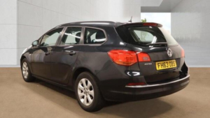 2014 Vauxhall Astra 1.3 Cdti Ecoflex Design Sports Tourer Euro 5 (s/s) 5dr in Black — image 4
