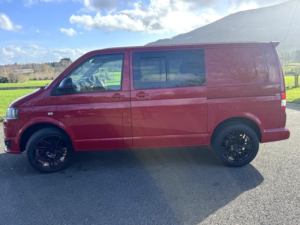 2015 Volkswagen Transporter Kombi Highline Swb 2.0 140 Ps Tdi DSG in Red — image 4