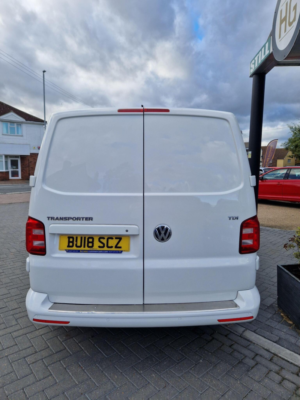 2018 Volkswagen Transporter 2.0 Tdi T28 Bluemotion Tech Highline Fwd Lwb Euro 5 (s/s) 5dr in White — image 3