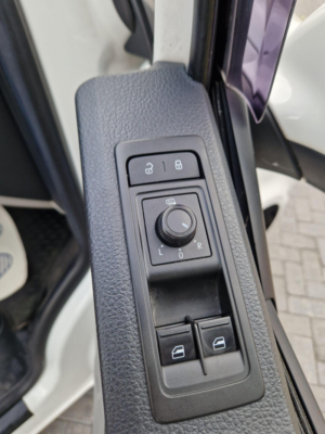 2018 Volkswagen Transporter 2.0 Tdi T28 Bluemotion Tech Highline Fwd Lwb Euro 5 (s/s) 5dr in White — image 6