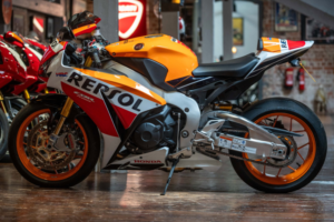 2015 Honda Cbr1000rr Fireblade *one Owner - 592 Miles* in Orange — image 3