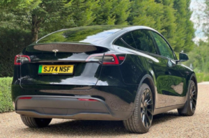 2024 Tesla Model Y Auto Rwd 5dr in Black — image 3