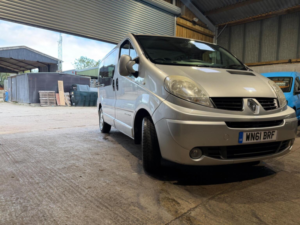 2011 Renault Trafic 2.0 Td Dci Ll27 Phase 3 Qs6 4dr (9 Seats) in Silver — image 2
