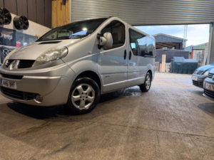 2011 Renault Trafic 2.0 Td Dci Ll27 Phase 3 Qs6 4dr (9 Seats) in Silver — image 3