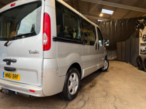 2011 Renault Trafic 2.0 Td Dci Ll27 Phase 3 Qs6 4dr (9 Seats) in Silver — image 5
