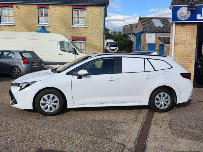 2022 Toyota Corolla 1.8 Vvt-H CVT Euro 6 (s/s) 5dr in White — image 1