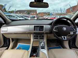 2013 Jaguar Xf 2.2d Premium Luxury Sportbrake Auto Euro 5 (s/s) 5dr in Grey — image 2