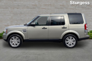 2026 Land Rover Discovery 5.0 V8 To Hse Luxury Spec Uk Spec 400bhp in Gold — image 4