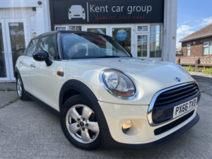 2016 MINI Hatch 1.5 5-Door Hatch Cooper in White — image 3
