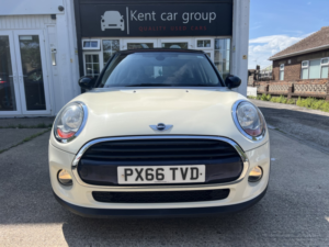 2016 MINI Hatch 1.5 5-Door Hatch Cooper in White — image 5