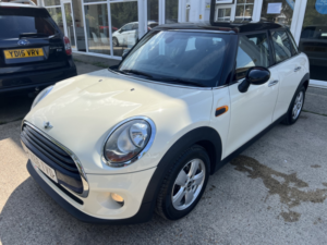 2016 MINI Hatch 1.5 5-Door Hatch Cooper in White — image 6