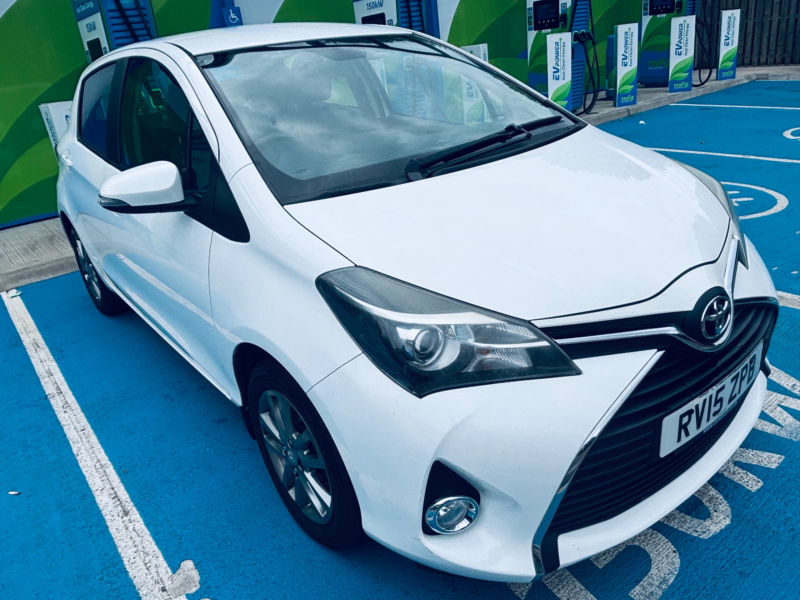 2015 Toyota Yaris 1.33 Dual Vvt-I Icon Hatchback 5dr Petrol Manual Euro 5 Euro 5 (99 Ps) in White — image 1