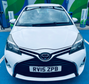 2015 Toyota Yaris 1.33 Dual Vvt-I Icon Hatchback 5dr Petrol Manual Euro 5 Euro 5 (99 Ps) in White — image 2