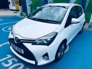 2015 Toyota Yaris 1.33 Dual Vvt-I Icon Hatchback 5dr Petrol Manual Euro 5 Euro 5 (99 Ps) in White — image 4
