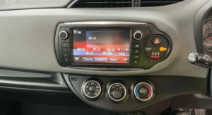 2015 Toyota Yaris 1.33 Dual Vvt-I Icon Hatchback 5dr Petrol Manual Euro 5 Euro 5 (99 Ps) in White — image 5