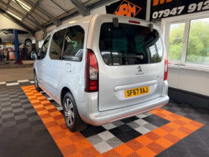 2017 Peugeot Partner Tepee Active B Hdi in Silver — image 4