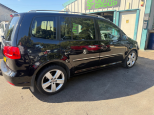 2010 Volkswagen Touran 2.0 Tdi Sport MPV 5dr Diesel DSG Euro 5 (170 Ps) in Black — image 4