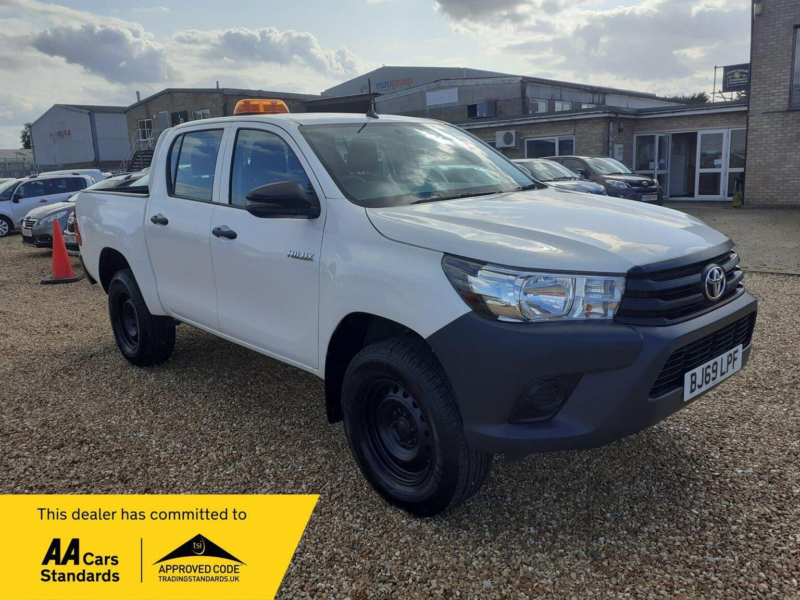 2019 Toyota Hilux 2.4 D-4d Active 4WD Euro 6 4dr (3.5t) in White — image 1